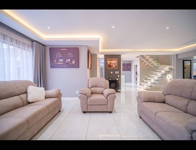 3 BEDROOM TOWNHOUSE FOR SALE IN IZINGA RIDGE